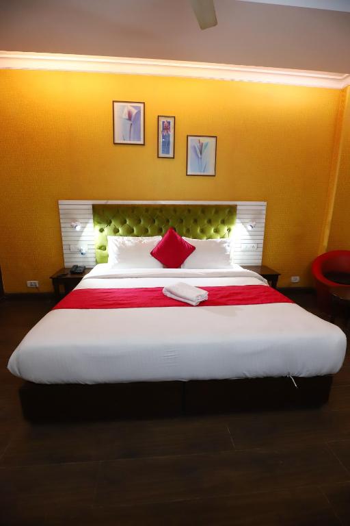 Postel nebo postele na pokoji v ubytování The Hotel Vagmi DLF Gurugram