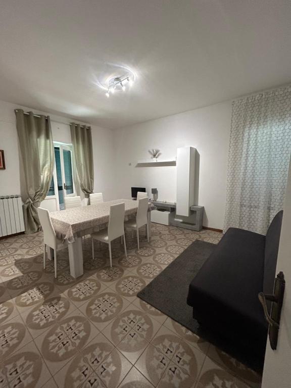 - un salon avec une table à manger et des chaises dans l'établissement Solymar House Lacco Ameno, à Ischia