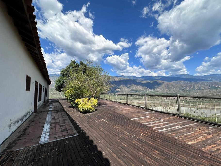 une terrasse en bois avec vue sur les montagnes dans l'établissement Finca Napoles, à Santa Fe de Antioquia