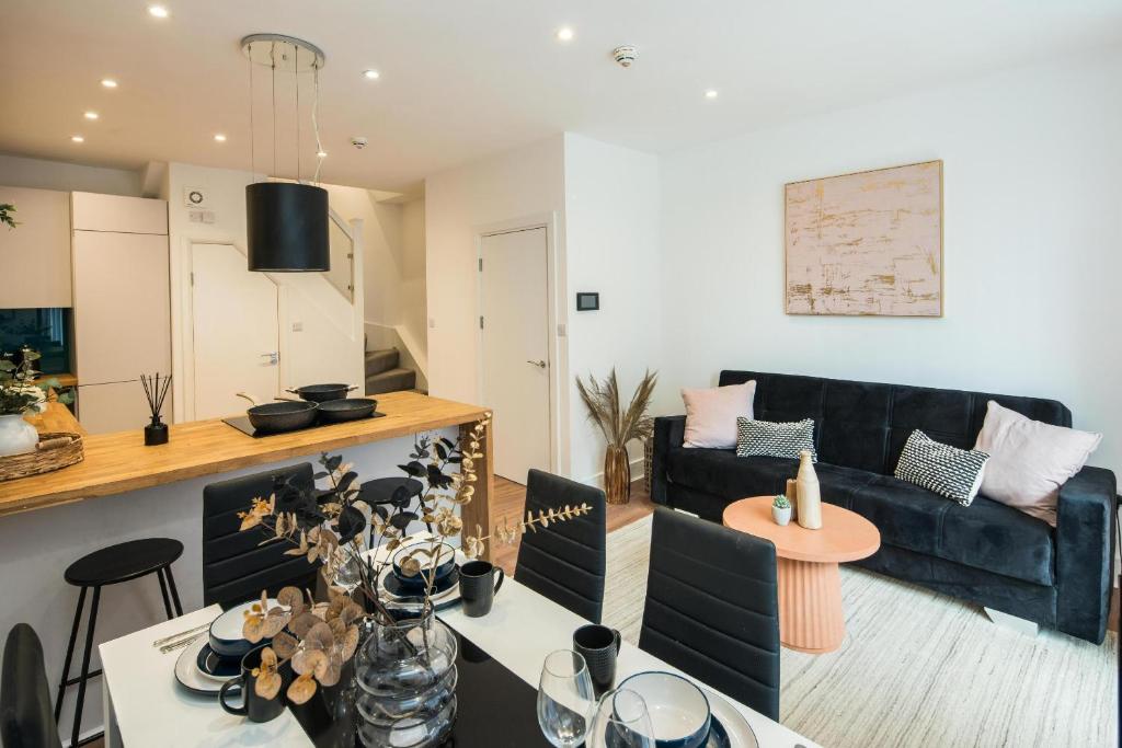 - un salon avec un canapé et une table dans l'établissement BethnalGreen Apartments by Sleepy, à Londres