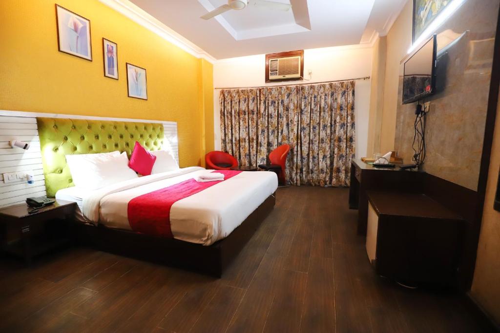 Postel nebo postele na pokoji v ubytování The Hotel Vagmi DLF Gurugram