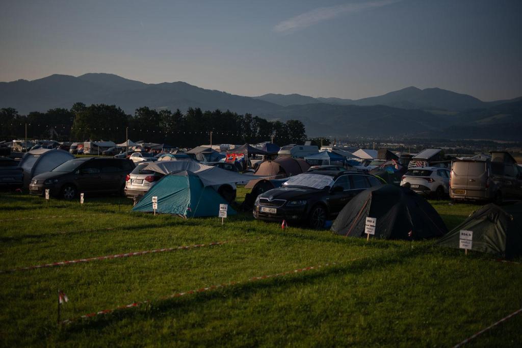 施皮尔贝格Ring Rast Camping的一群停在田野里的帐篷和汽车