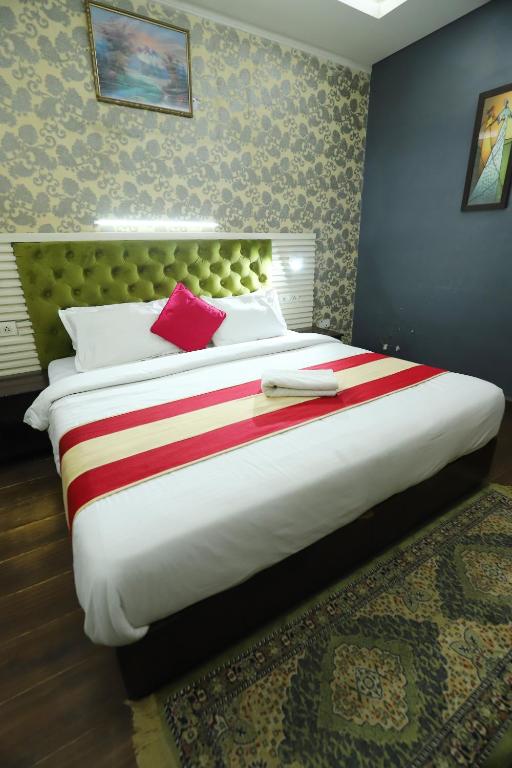 Postel nebo postele na pokoji v ubytování The Hotel Vagmi DLF Gurugram