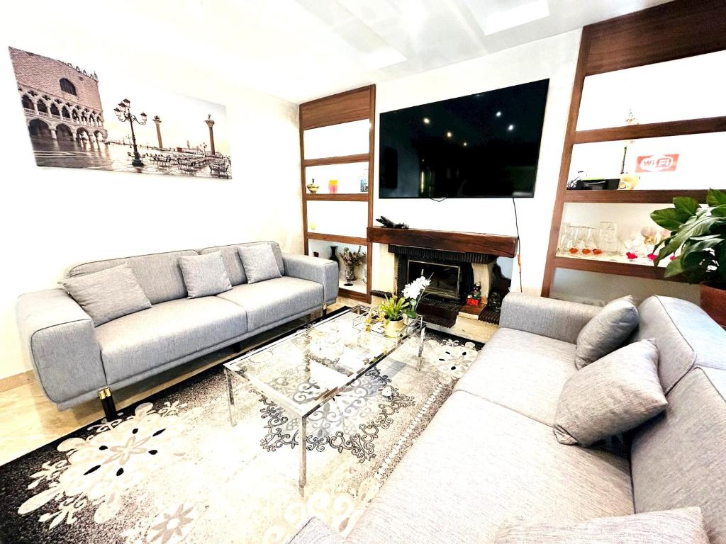 ein Wohnzimmer mit einem Sofa und einem Couchtisch in der Unterkunft Maison de 4 chambres avec jardin clos et wifi a Annemasse in Annemasse