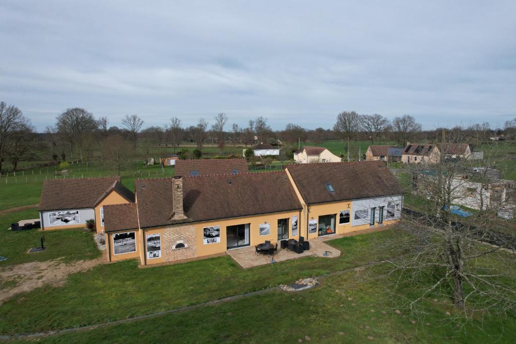 une vue aérienne sur une maison dans un champ dans l'établissement Arnage Corner Lodge Piscine 20pers, à Moncé-en-Belin