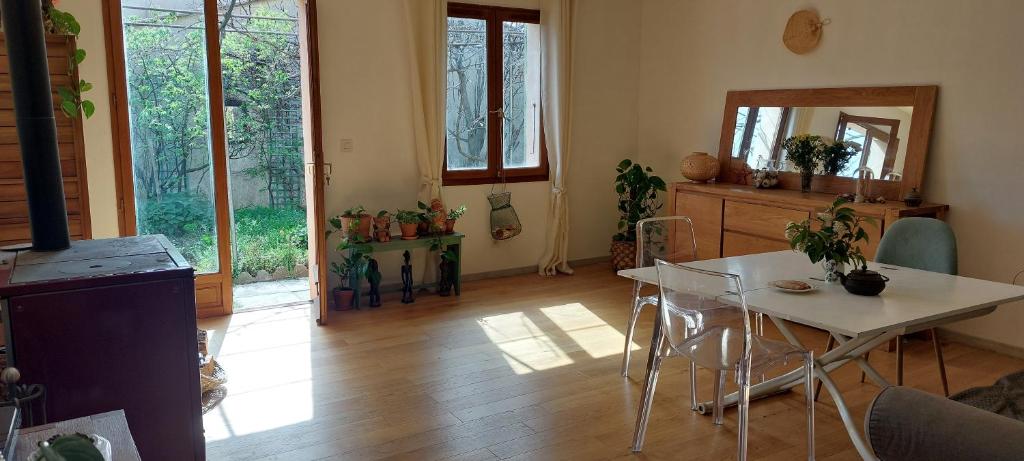 - un salon avec une table et un miroir dans l'établissement Villa 80 m2 jardin terrasse 3 chambres Provence, à Volx