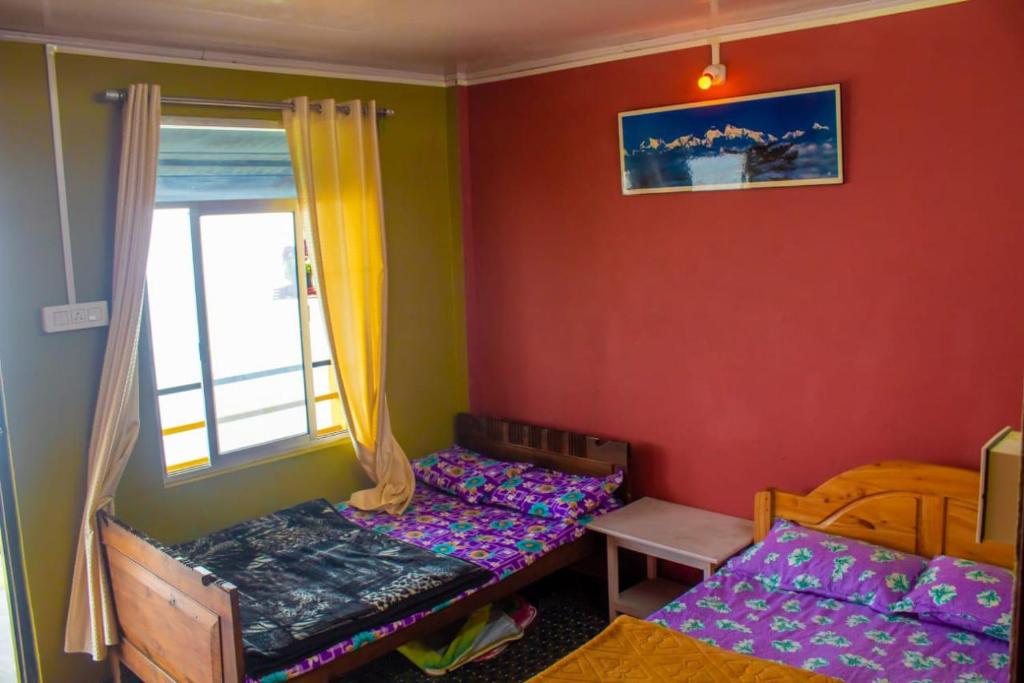 Habitación con 2 camas y ventana en The Onish Stay Inn en Rangpo