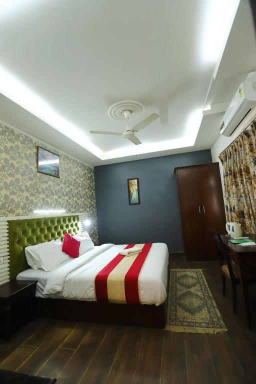 Postel nebo postele na pokoji v ubytování The Hotel Vagmi DLF Gurugram