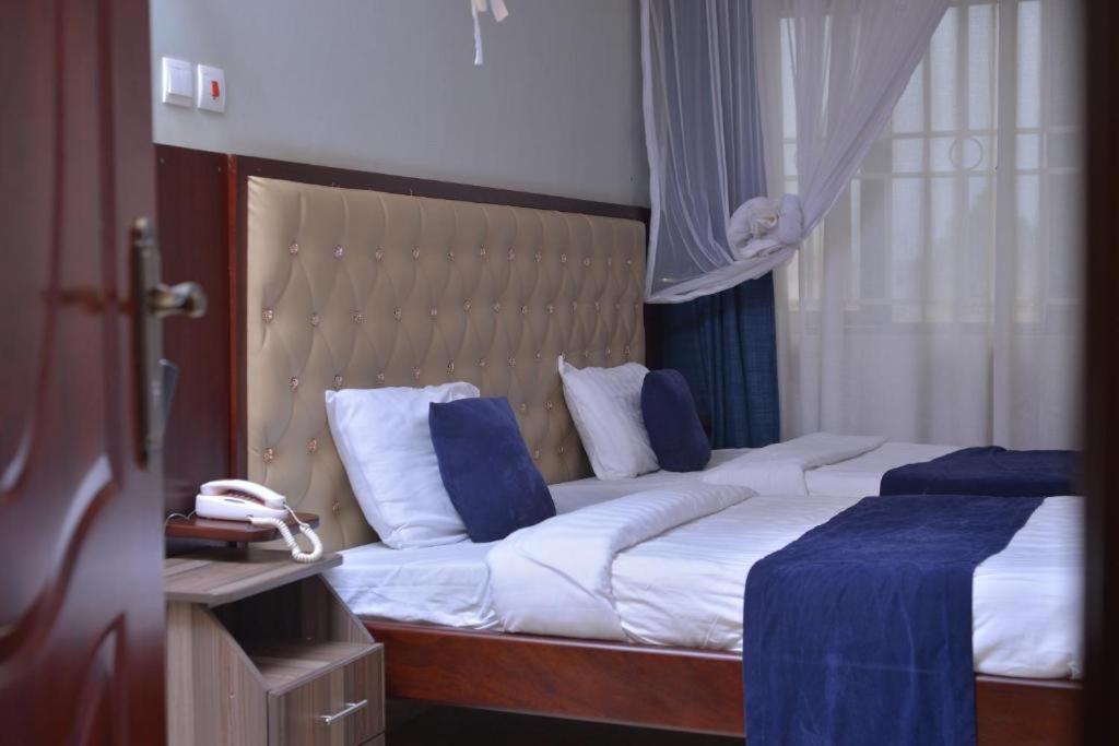 Postel nebo postele na pokoji v ubytování Keba Xpress Hotel - Entebbe