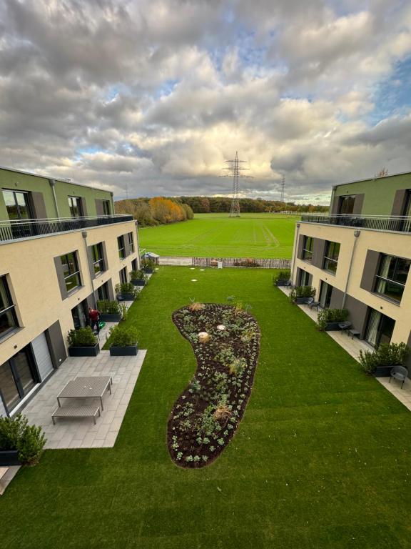 an image of a courtyard with a large number of flowers at Fair´n Square Hotel 24 Stunden Check In in Darmstadt