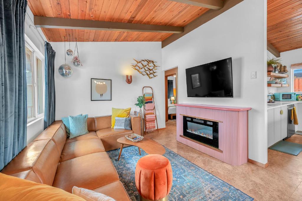 a living room with a couch and a fireplace at Casita de Chowder Near the Beach in Lincoln City