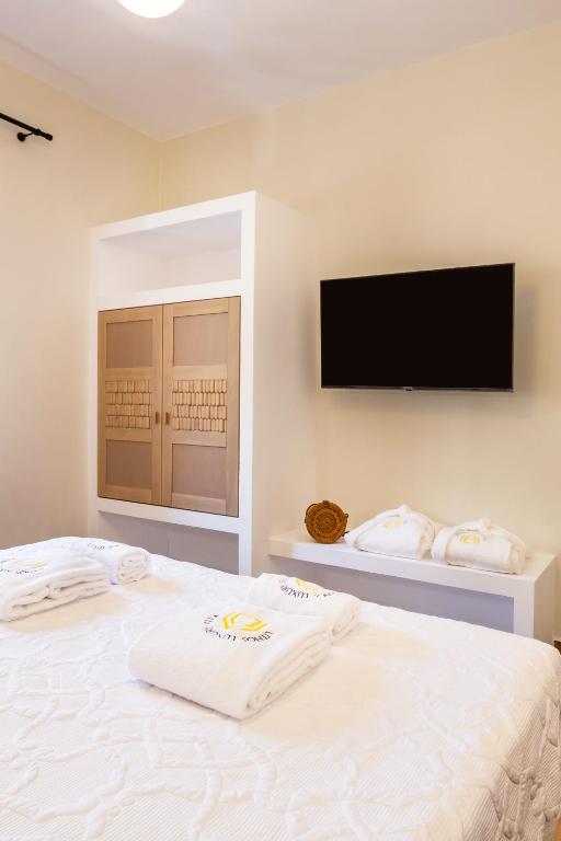 Postel nebo postele na pokoji v ubytování Lithos Luxury Pool Villa