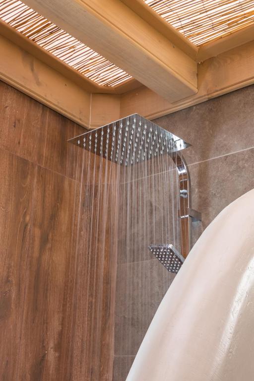 Koupelna v ubytování Lithos Luxury Pool Villa