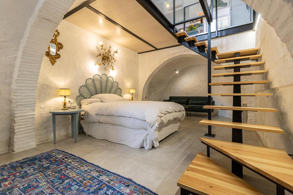 um quarto com uma cama e uma escada num quarto em 4 Apartamentos Independientes en Casa Palacio em San Fernando