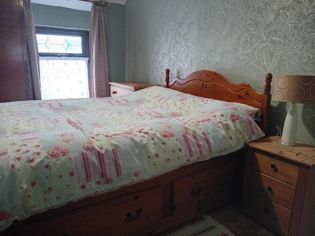 a bedroom with a bed and a window at Cottage Style in Ystrad, Double room in Llwyn-y-pia