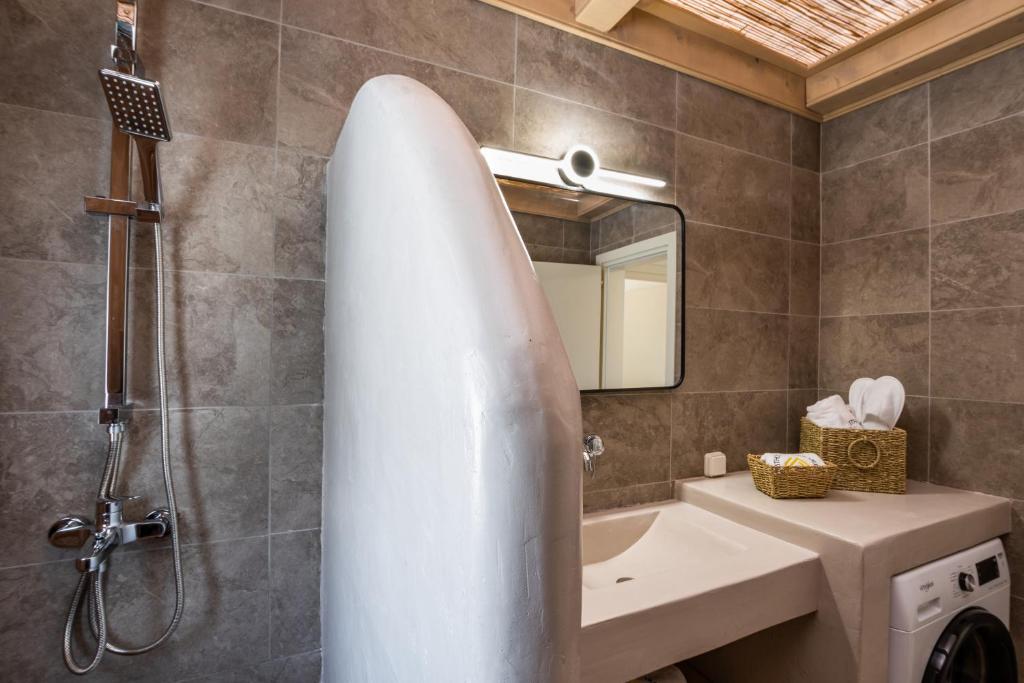 Koupelna v ubytování Lithos Luxury Pool Villa