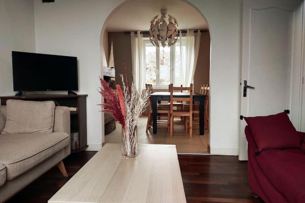 ein Wohnzimmer mit einer Vase auf einem Couchtisch in der Unterkunft Maison de location Pengourven in Plouguerneau