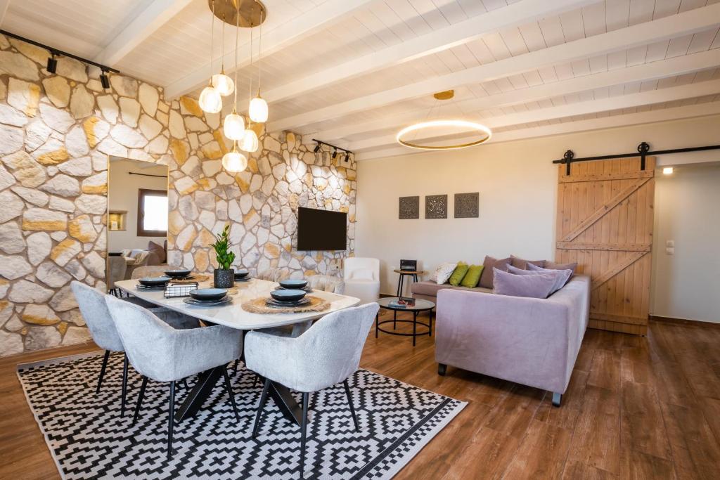 TV a/nebo společenská místnost v ubytování Lithos Luxury Pool Villa