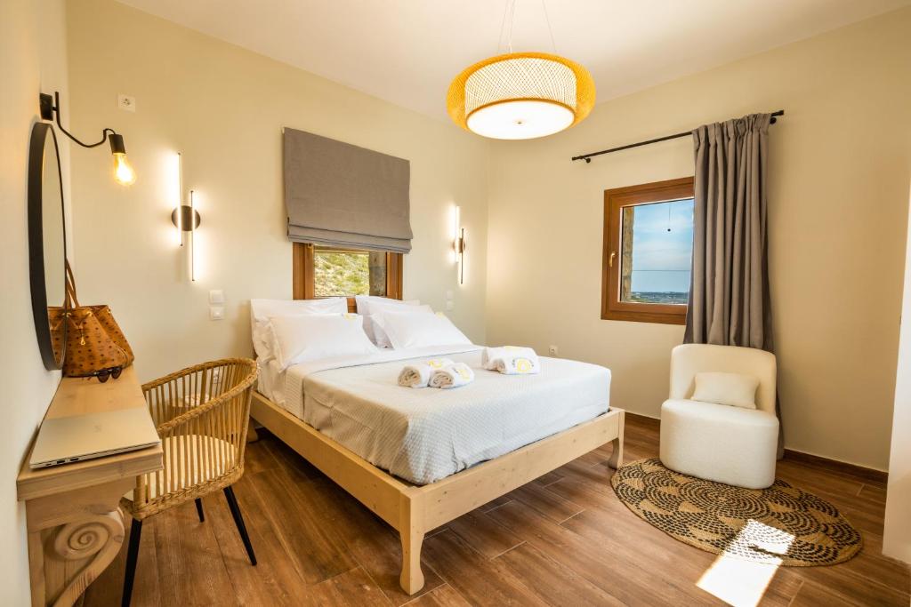 Postel nebo postele na pokoji v ubytování Lithos Luxury Pool Villa