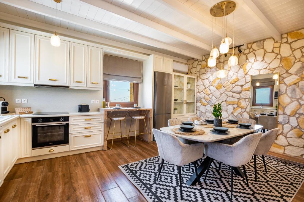 Kuchyň nebo kuchyňský kout v ubytování Lithos Luxury Pool Villa