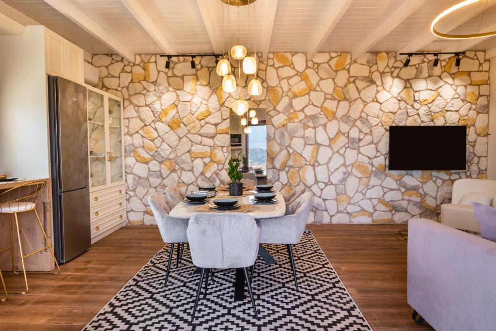 TV a/nebo společenská místnost v ubytování Lithos Luxury Pool Villa