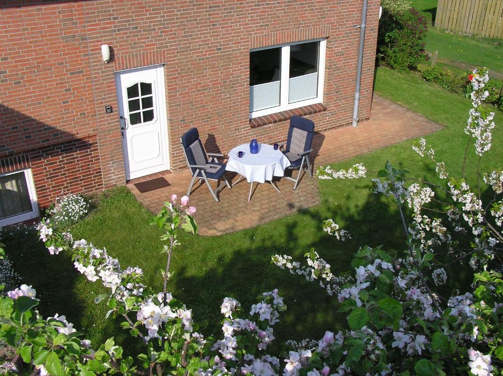 a patio with a table and chairs in a yard at Ferienwohnung am Pfarrhof in Ziethen
