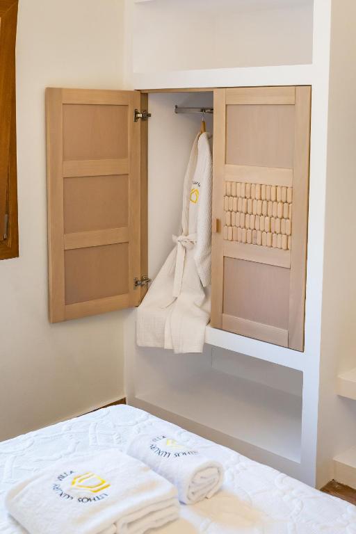 Postel nebo postele na pokoji v ubytování Lithos Luxury Pool Villa