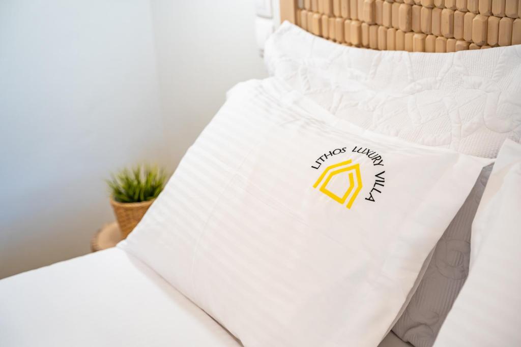 Postel nebo postele na pokoji v ubytování Lithos Luxury Pool Villa