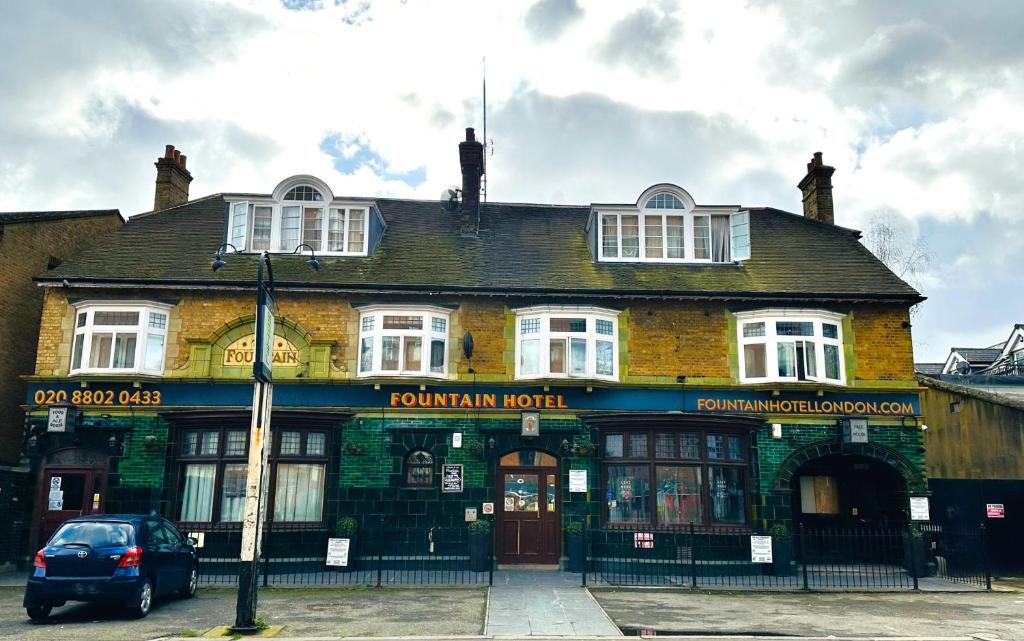 un edificio con un'auto parcheggiata di fronte di Fountain Hotel a Londra