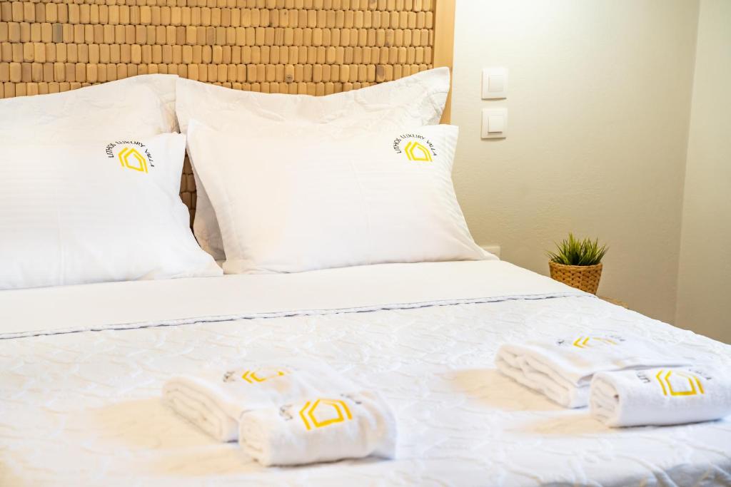 Postel nebo postele na pokoji v ubytování Lithos Luxury Pool Villa
