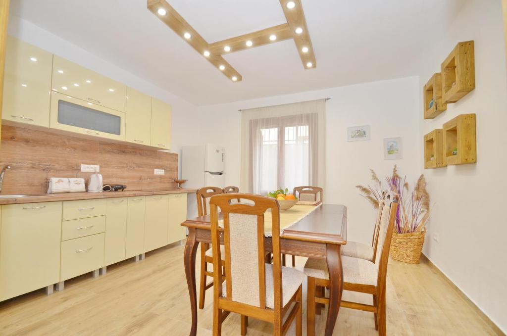 een keuken met een tafel en stoelen in een kamer bij DC Apartment C in Kotor