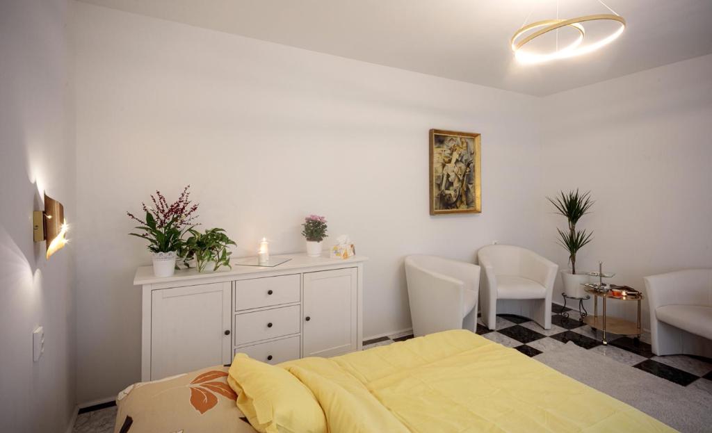 een slaapkamer met een bed, een bureau en stoelen bij Birdnest Apartment in Boedapest