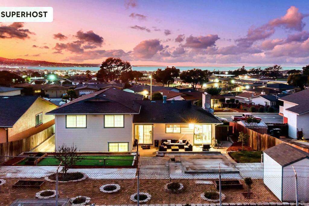 ein Haus in einem Vorort mit Sonnenuntergang in der Unterkunft Large Monterey Bay house with free aquarium tix in Seaside