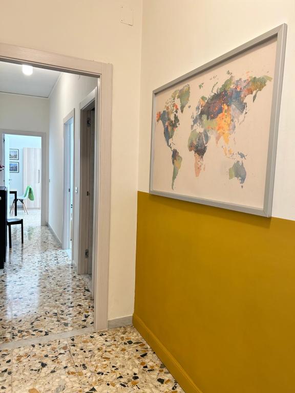 una pintura de un mapa mundial en una pared en Casa Cinque apartment in Pompei, en Pompeya