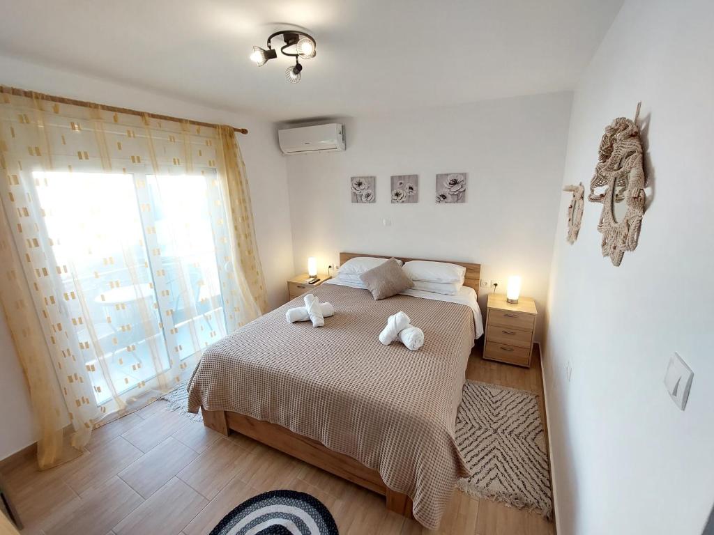 Postel nebo postele na pokoji v ubytování Afandou Square Apartment