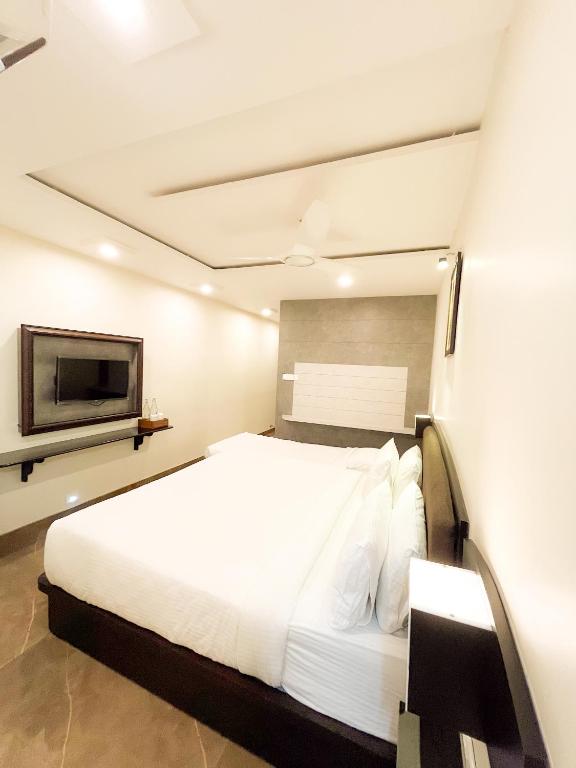 Postel nebo postele na pokoji v ubytování Shree Residency