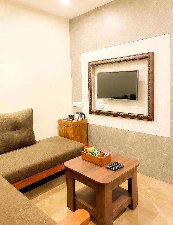 TV a/nebo společenská místnost v ubytování Shree Residency