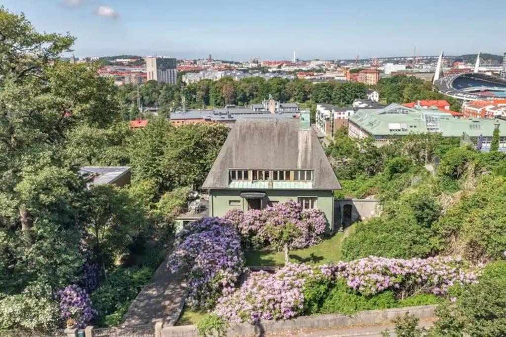 an aerial view of a house with flowers at Lisebergs lyx Villa / Svenska Mässan / Ullevi in Gothenburg