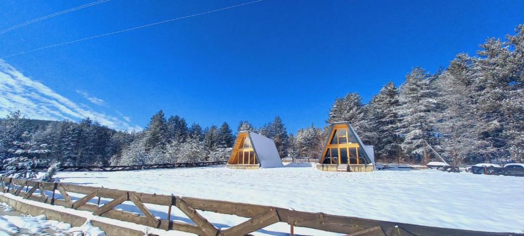 um quintal coberto de neve com duas cúpulas na neve em Vila Isidora em Berovo