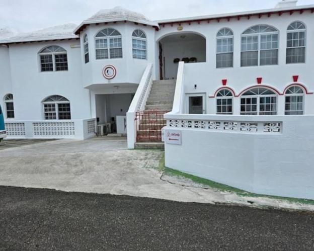 un gran edificio blanco con una escalera delante en Calypso Steps Away From Home, en Hinson Hall