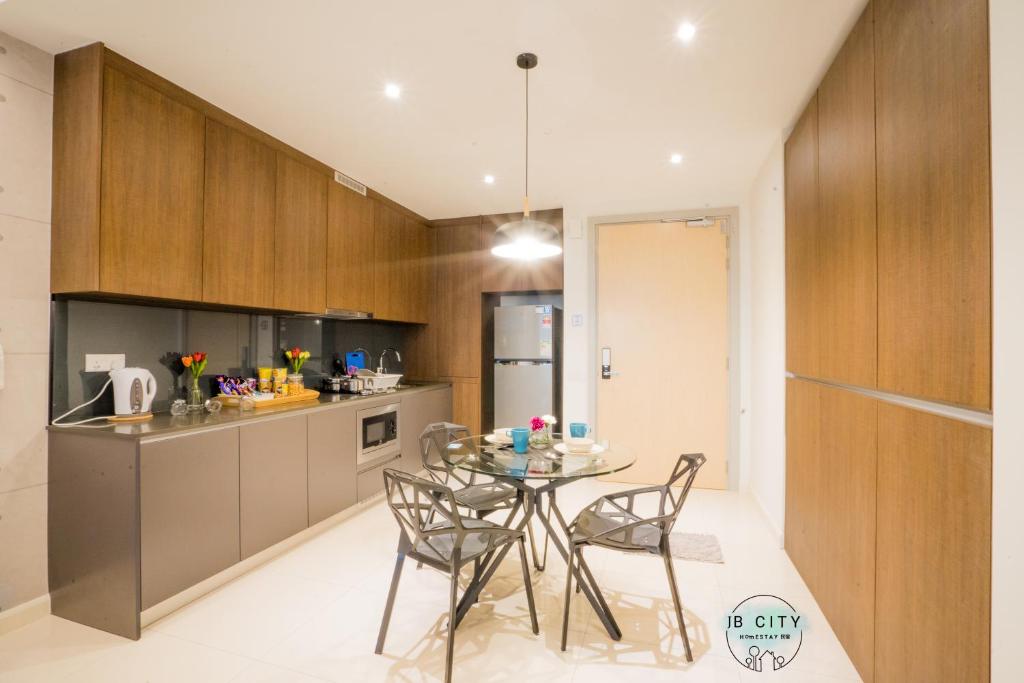 Kuchyň nebo kuchyňský kout v ubytování Grand Medini Suites by RR JBcity