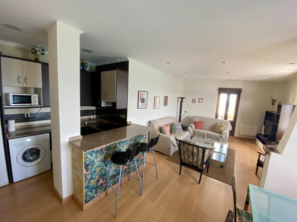ein Wohnzimmer mit einer Küche und einem Wohnzimmer in der Unterkunft Apartamento Mar Bella in Llastres