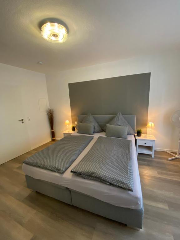 ein Schlafzimmer mit einem großen Bett in einem Zimmer in der Unterkunft Ferienwohnung Ambiente II und III in Klotten