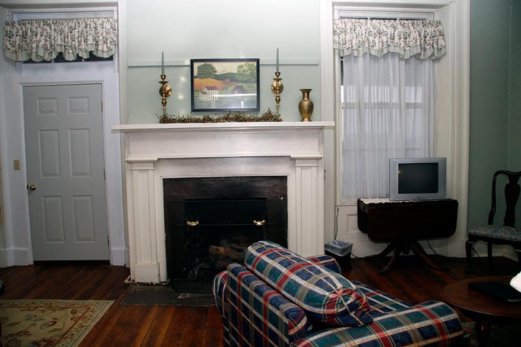 The Lafayette Inn & Restaurant - Deluxe Queen Suite