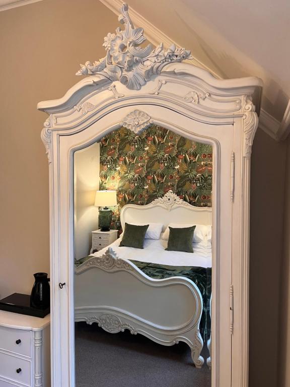 Ένα ή περισσότερα κρεβάτια σε δωμάτιο στο Roomours Hotel with Private Car Park
