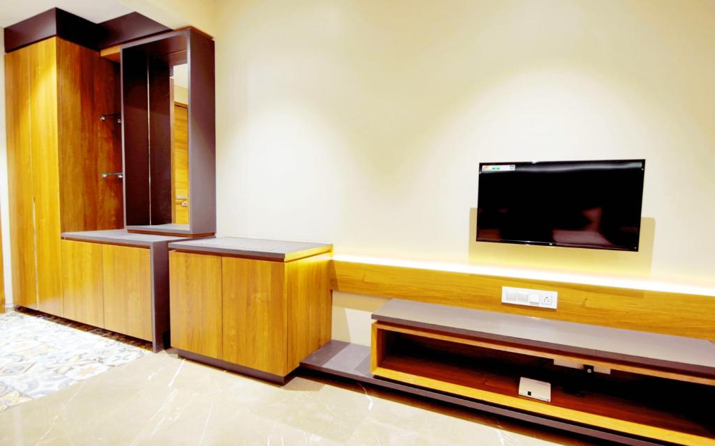 TV a/nebo společenská místnost v ubytování Hotel Anil Farmhouse Gir Jungle Resort