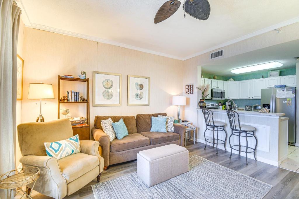 ein Wohnzimmer mit Couch und Küche in der Unterkunft Gulf Shores Condo with Balcony 2 Mi to Fort Morgan! in Gulf Shores