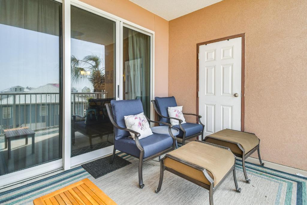 Zimmer mit 3 Stühlen und Balkon in der Unterkunft Gulf Shores Condo with Balcony 2 Mi to Fort Morgan! in Gulf Shores