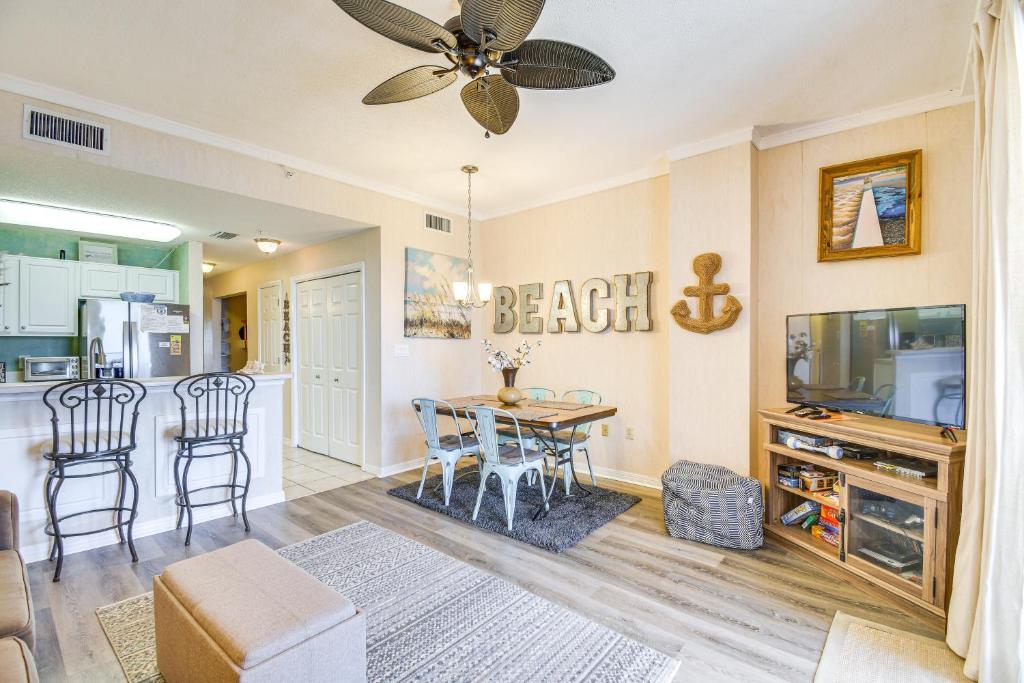 ein Wohnzimmer mit Tisch und ein Esszimmer in der Unterkunft Gulf Shores Condo with Balcony 2 Mi to Fort Morgan! in Gulf Shores
