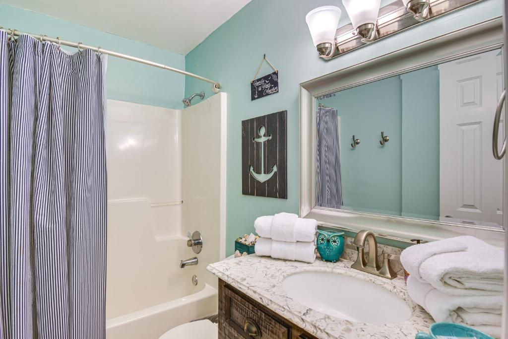 Ein Badezimmer in der Unterkunft Gulf Shores Condo with Balcony 2 Mi to Fort Morgan!